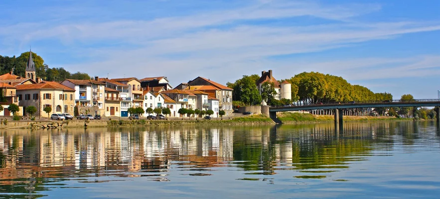 Quais du roc avec le château de Peyrehorade